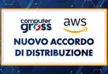 annuncio accordo di distribuzione in riquadro bianco con bordi gialli e loghi computer gross e aws su sfondo blu