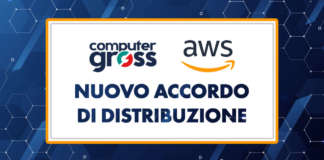 annuncio accordo di distribuzione in riquadro bianco con bordi gialli e loghi computer gross e aws su sfondo blu