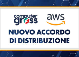 annuncio accordo di distribuzione in riquadro bianco con bordi gialli e loghi computer gross e aws su sfondo blu