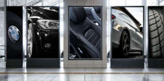 espositori di Digital Signage che raffigurano parti diverse di un'automobile