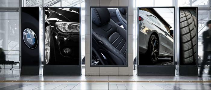 espositori di Digital Signage che raffigurano parti diverse di un'automobile