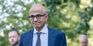 Satya Nadella (Microsoft) e l’allarme sulla conoscenza che le imprese cedono ai modelli: «l’intelligenza artificiale si paga due volte»