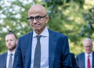 Satya Nadella (Microsoft) e l’allarme sulla conoscenza che le imprese cedono ai modelli: «l’intelligenza artificiale si paga due volte»