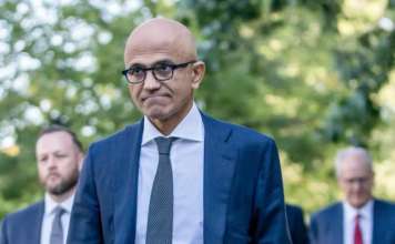 Satya Nadella (Microsoft) e l’allarme sulla conoscenza che le imprese cedono ai modelli: «l’intelligenza artificiale si paga due volte»