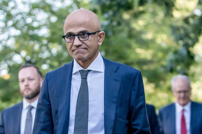 Satya Nadella (Microsoft) e l’allarme sulla conoscenza che le imprese cedono ai modelli: «l’intelligenza artificiale si paga due volte»